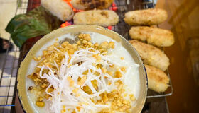 Thưởng thức món canh ngọt chuối caramel của Huế trong tour ẩm thực